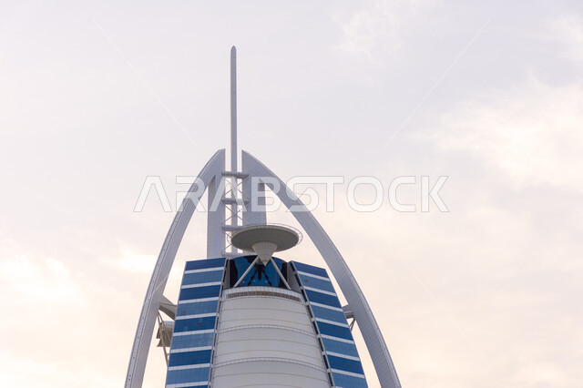 الفن الهندسي المعماري الحديث للأبراج وناطحات السحاب، أماكن جذب واستقطاب السائحين، المباني والمنشآت التجارية الشاهقة وقت النهار، صورة مقربة جوية لبرج العرب المشهور في دبي، التطور والتقدم العمراني في الإمارات العربية المتحدة