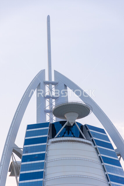 الفن الهندسي المعماري الحديث للأبراج وناطحات السحاب، أماكن جذب واستقطاب السائحين، المباني والمنشآت التجارية الشاهقة وقت النهار، صورة مقربة جوية لبرج العرب المشهور في دبي، التطور والتقدم العمراني في الإمارات العربية المتحدة