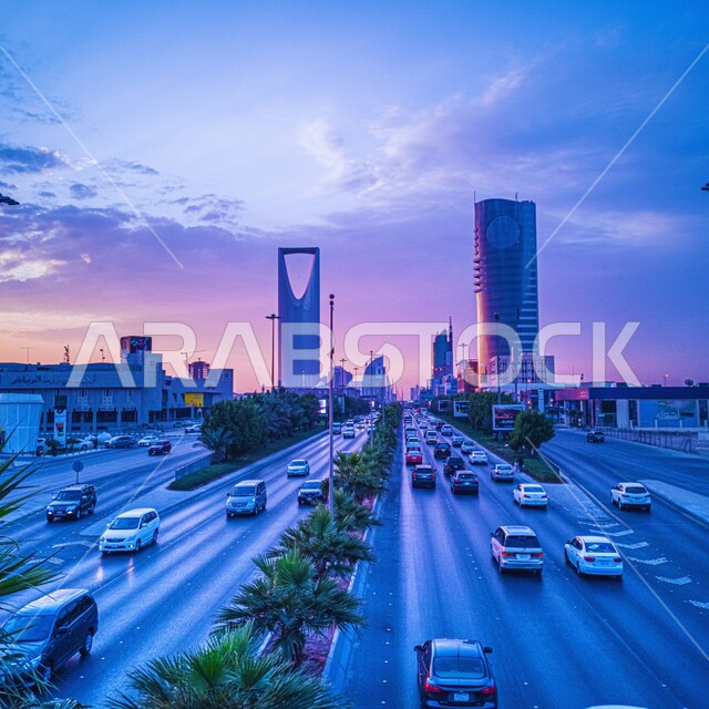 حركة مرور السيارات في الطرق والشوارع، التطور والنمو العمراني في المملكة العربية السعودية، الفن الهندسي المعماري للأبراج وناطحات السحاب في العاصمة، مبنى برج المملكة في مدينة الرياض في النهار، معالم سياحية مشهورة