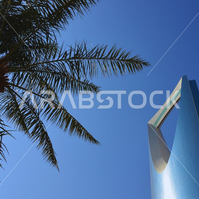 الفن الهندسي المعماري للأبراج وناطحات السحاب في العاصمة، صورة مقربة لمبنى برج المملكة في مدينة الرياض في النهار، التطور والنمو العمراني في المملكة العربية السعودية، معالم سياحية مشهورة