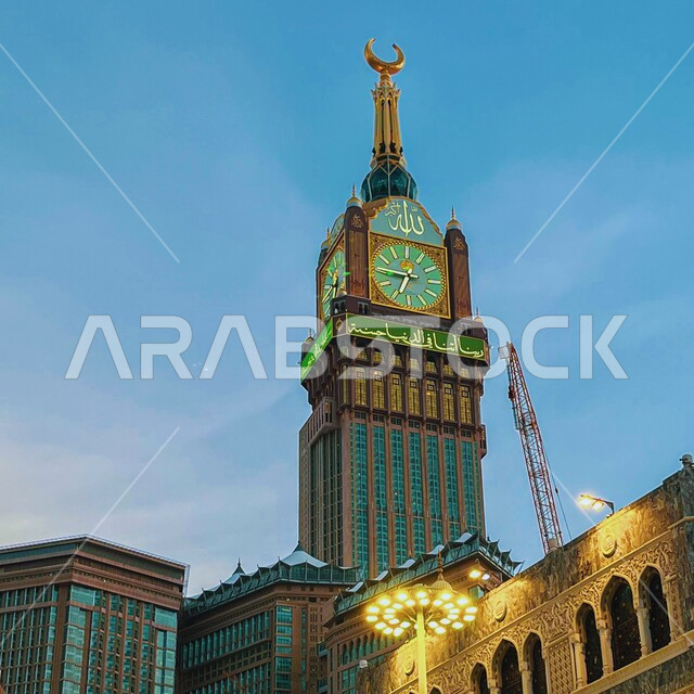منظر الابراج وناطحات السحاب، الفن الهندسي المعماري للفنادق الفاخره المطله على الحرم المكي الشريف، صورة مقربة لمبنى برج ساعه مكه الملكي في المسجد الحرام في مكة المكرمة بالمملكة العربية السعودية، معالم اسلامية دينية مقدسة