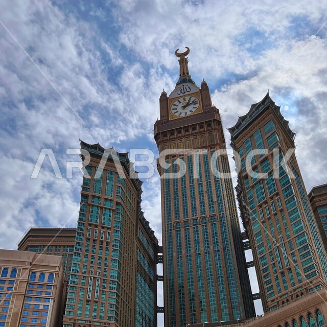 الفن الهندسي المعماري للفنادق الفاخره المطله على الحرم المكي الشريف، صورة من الاسفل لمبنى برج ساعه مكه الملكي في المسجد الحرام في مكة المكرمة بالمملكة العربية السعودية، منظ الابراج وناطحات السحاب، معالم اسلامية دينية مقدسة