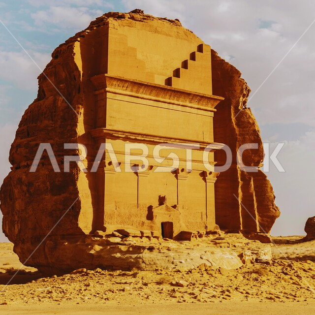 المعالم الأثرية القديمة في المملكة العربية السعودية، أماكن طبيعية تاريخية لجذب واستقطاب السائحين، قصر الفريد في مدائن صالح في محافظة العلا، التكوينات الصخرية في المناطق الصحراوية، مدفن لحيان بن كوزا