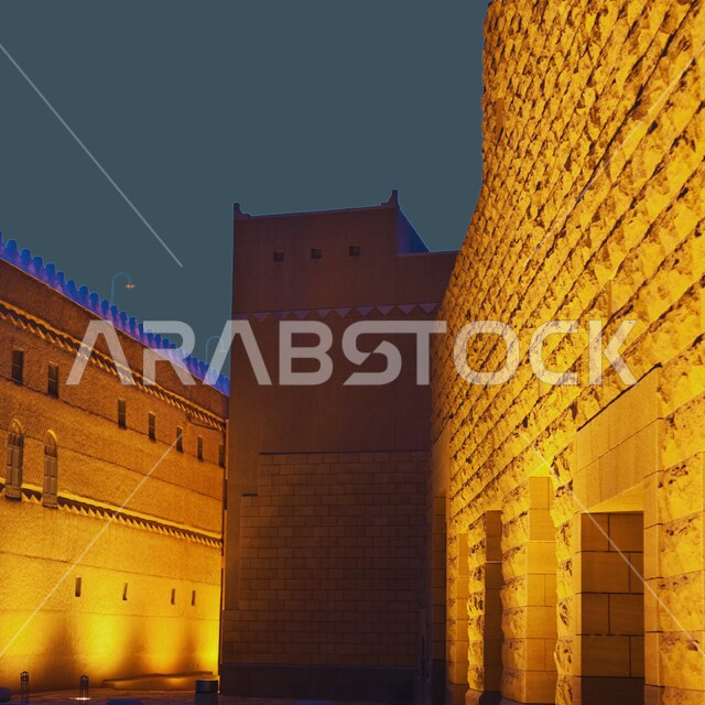 قصر المربع في الرياض بالمملكة العربية السعودية، الفن الهندسي المعماري لبناء القصور والقلاع على الطراز القديم، معالم اثرية تاريخية مشهورة، أماكن جذب واستقطاب السياح من انحاء العالم