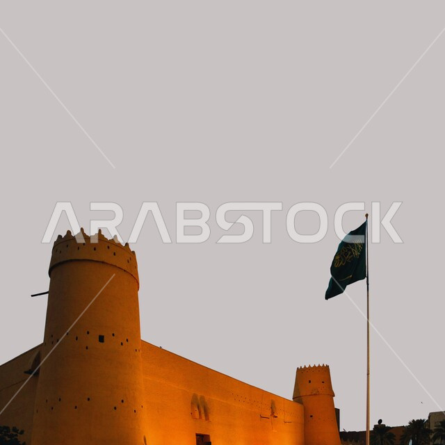 الفن الهندسي المعماريي لبناء المباني الطينية على الطراز القديم، رفع علم السعودية امام متحف قصر المصمك التاريخي في مدينة الرياض، اماكن اثرية سياحية في المملكة العربية السعودية