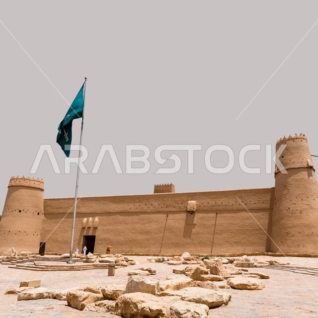 رفع علم السعودية امام متحف قصر المصمك التاريخي في مدينة الرياض، الفن الهندسي المعماريي لبناء المباني الطينية على الطراز القديم، اماكن اثرية سياحية في المملكة العربية السعودية