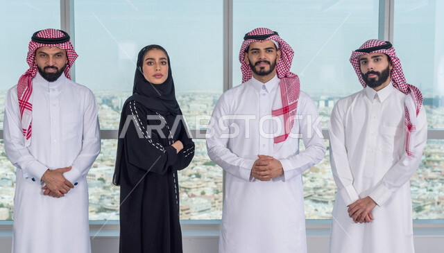 مجموعة من رجال الاعمال وسيدة اعمال داخل مقر الشركة ، فريق عمل محترف وناجح ، الانجاز في العمل ، العمل بروح الفريق