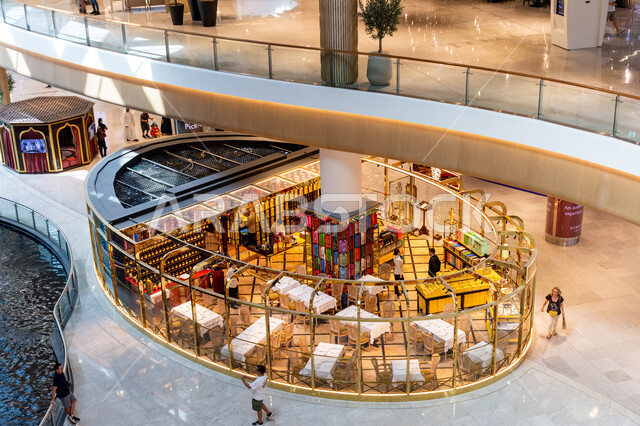 محلات للمنتجات العطرية في داخل دبي مول, التطيب والتعطر واستخدام الروائح الجميلة، كشك لبيع العطور الفخمة، المعالم السياحية الترفيهية المشهورة في مدينة دبي، جذب واستقطاب السائحين من أنحاء العالم، السياحة في الإمارات العربية المتحدة، وجهات عائلية للتسوق