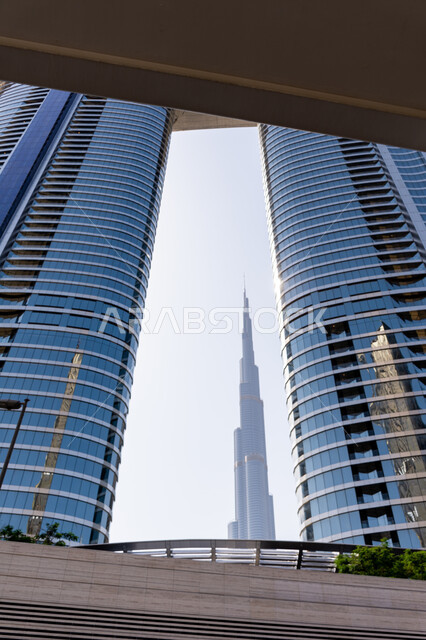 الفن الهندسي المعماري الحديث للمباني والمنشآت في الإمارات العربية المتحدة، المعالم والأماكن السياحية المشهورة , جذب واستقطاب السياح من انحاء العالم، برج خليفة الشهير في مدينة دبي، النمو والتطور العمراني للأبراج وناطحات السحاب