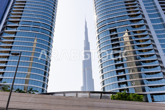 النمو والتطور العمراني للأبراج وناطحات السحاب، الفن الهندسي المعماري الحديث للمباني والمنشآت في الإمارات العربية المتحدة، المعالم والأماكن السياحية المشهورة , جذب واستقطاب السياح من انحاء العالم، برج خليفة الشهير في مدينة دبي