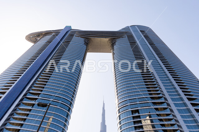 الفن الهندسي المعماري الحديث للمباني والمنشآت في الإمارات العربية المتحدة، المعالم والأماكن السياحية المشهورة , جذب واستقطاب السياح من انحاء العالم، برج خليفة الشهير في مدينة دبي، النمو والتطور العمراني للأبراج وناطحات السحاب