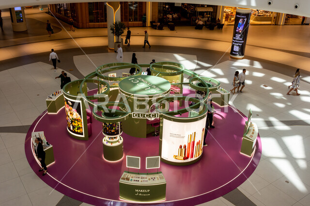 التطيب والتعطر واستخدام الروائح الجميلة، كشك لبيع العطور الفخمة، المعالم السياحية الترفيهية المشهورة في مدينة دبي، جذب واستقطاب السائحين من أنحاء العالم، السياحة في الإمارات العربية المتحدة، وجهات عائلية للتسوق، محلات للمنتجات العطرية في داخل دبي مول 