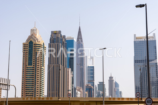  الفن الهندسي المعماري للمباني والمنشآت السكنية الحديثة في الإمارات العربية المتحدة، صورة بانورامية للأبراج وناطحات السحاب، أماكن ومعالم سياحية مشهورة في مدينة دبي، النمو والتطور العمراني وتحسين وتطوير البنية التحتية، بناء مستقبل حضاري متطور