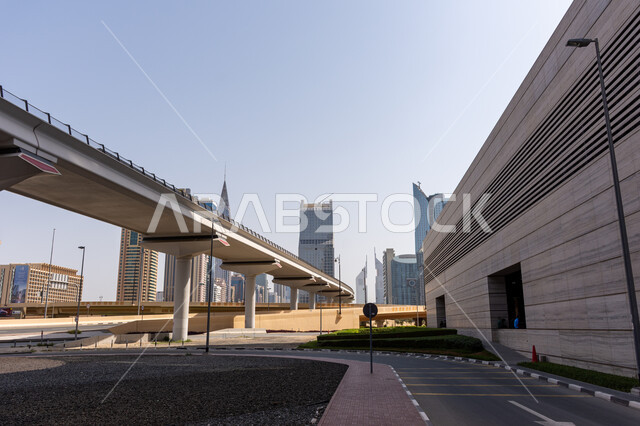 المواصلات العامة في الامارات العربية المتحدة، الأماكن والمعالم السياحية المشهورة، صورة من الأسفل لجسر عبور مترو دبي، شبكة سكة حديد للنقل السريع في مدينة دبي، النمو والتطور العمراني، تحسين وتطوير البنية التحتية،  الفن الهندسي المعماري للأبراج وناطحات السحاب