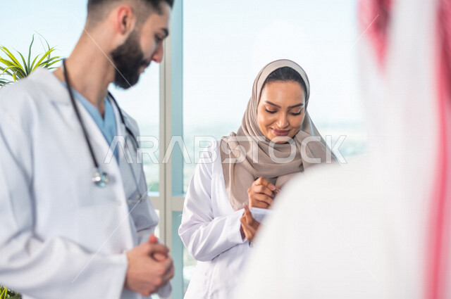 فريق طبي عربي خليجي سعودي، تبادل الاستشارات الطبية، العمل الجماعي للأطباء الاخصائيين في المستشفى، مفهوم الطب والرعاية الصحية