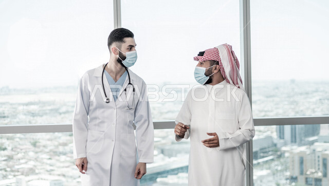 صورة لفريق عمل طبي عربي خليجي سعودي، مناقشة مهام العمل، الوحدة والعمل الجماعي، الالتزام بالاجراءات الوقائية من فايروس كورونا، تطوير العمل