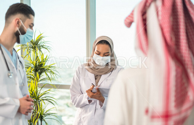 فريق طبي عربي خليجي سعودي، تبادل الاستشارات الطبية، العمل الجماعي للأطباء، الالتزام بالاجراءات الوقائية من فايروس كورونا، مفهوم الطب والرعاية الصحية