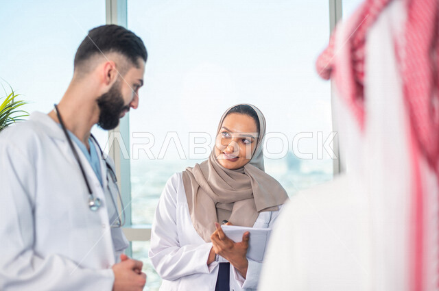 فريق طبي عربي خليجي سعودي، تبادل الاستشارات الطبية، العمل الجماعي للأطباء الاخصائيين في المستشفى، مفهوم الطب والرعاية الصحية