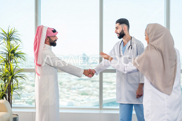 فريق طبي عربي خليجي سعودي، تعارف اعضاء الفريق على بعضهم، التصافح بين افراد الفريق، العمل الجماعي للأطباء، مفهوم الطب والرعاية الصحية