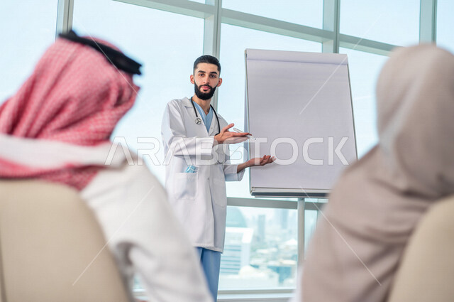 فريق طبي عربي خليجي سعودي، تبادل الاستشارات الطبية، العمل الجماعي للأطباء، تقديم دورة، الشرح على لوح ابيض، مفهوم الطب والرعاية الصحية