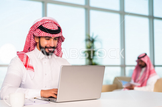 موظف عربي سعودي خليجي يعمل في  مقر الشركه, متابعة ومناقشة الاعمال عبر جهاز اللابتوب ,  تحقيق اهداف الشركه, تطوير العمل