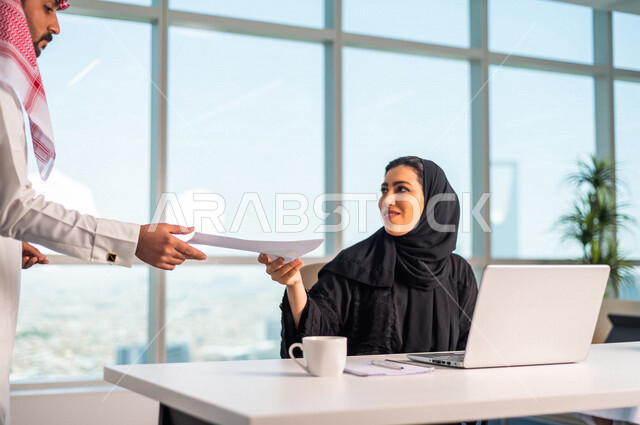 مناقشة عمل بين  رجل عربي سعودي خليجي مع زميلته في شركه , توزيع مهام واعمال الشركه, بيئة العمل السعودي الخليجي,  ارشاد وتوجيه