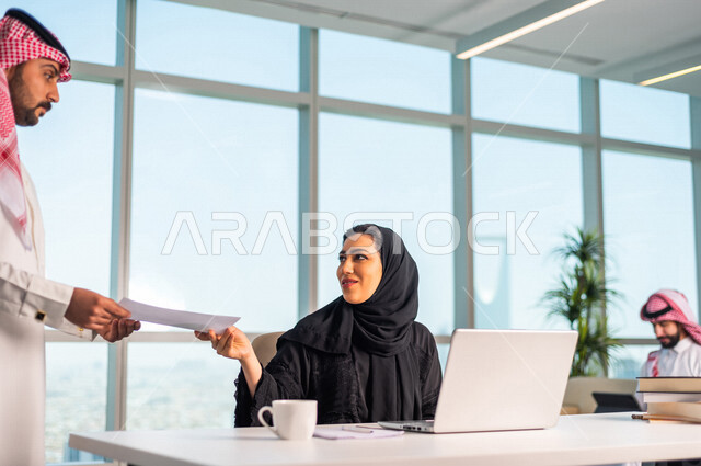 مناقشة عمل بين  رجل عربي سعودي خليجي مع زميلته في شركه , توزيع مهام واعمال الشركه, بيئة العمل السعودي الخليجي,  ارشاد وتوجيه