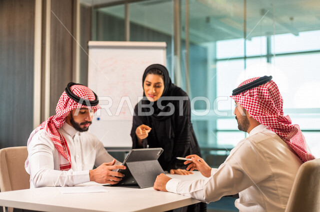 اجتماع زملاء عمل عربيون سعوديون خليجيون  في مقر عملهم, مناقشة وتوزيع مهام العمل, بيئة العمل السعودي, الوحده والعمل الجماعي, تحقيق اهداف الشركه, تطوير العمل وحل المشكلات