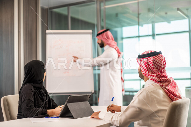 اجتماع زملاء عمل عربيون سعوديون خليجيون  في مقر عملهم, مناقشة وتوزيع مهام العمل, بيئة العمل السعودي, الوحده والعمل الجماعي, تحقيق اهداف الشركه, تطوير العمل وحل المشكلات