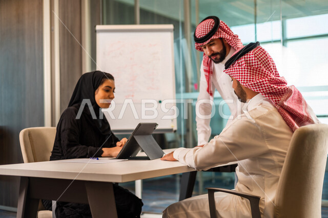 اجتماع زملاء عمل عربيون سعوديون خليجيون  في مقر عملهم, مناقشة مهام العمل, بيئة العمل السعودي, الوحده والعمل الجماعي,تحقيق اهداف الشركه, تطوير العمل