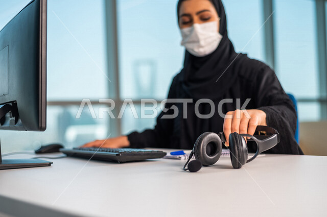 موظفه عربيه سعوديه خليجيه تعمل في خدمة العملاء , استعلامات واستفسارات, الاجابه على اسئلة العملاء, اجراء اتصال فيديو من خلال الحاسوب , عقد اجتماع عمل عبر الانترنت, العمل عن بعد , متابعة وتطوير العمل , الالتزام بالاحترازات الوقائيه