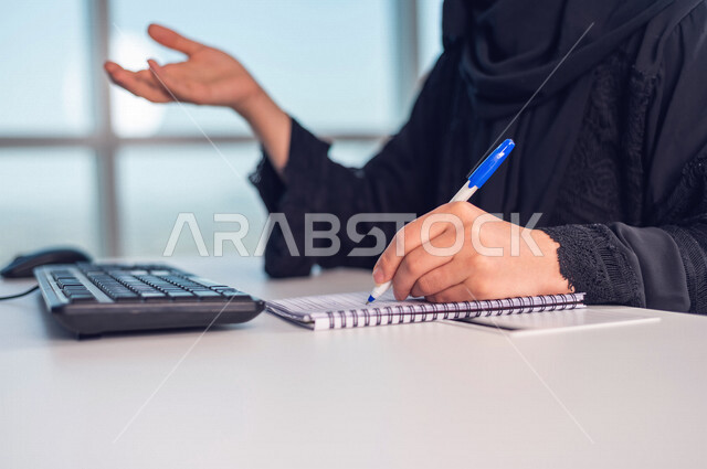 صوره مقربه لسكرتيره عربيه سعوديه خليجيه  تعمل على ترتيب المهام وتسجيل الملاحظات , متابعة وتطوير العمل .