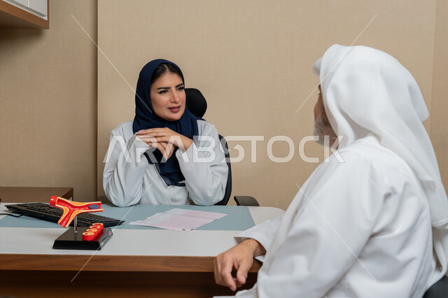 الاطلاع على نتائج التحاليل, تقديم الاستشارات في المراكز الطبيه في الامارات العربية المتحدة, متابعة السجل الطبي للمراجعين, العمل في القطاعات الصحية, طبيبة عربية خليجية اماراتية محجبة ترتدي المعطف الطبي تقوم بوصف الحالة المرضية للمريض، مهن ووظائف نسائية
