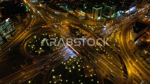 تصوير درون من اعلى لشوارع مدينة الرياض في المملكة العربية السعودية ، حركة المرور وسير السيارات ، جمال مدينة الرياض ليلا 