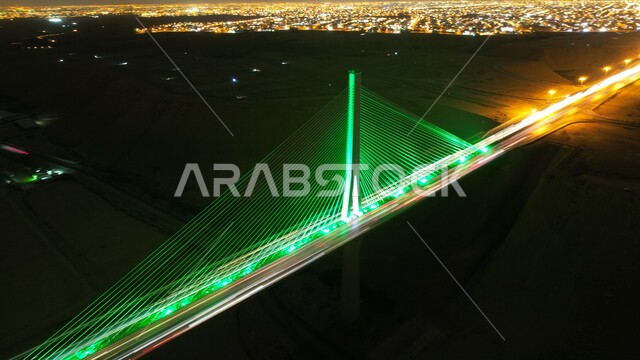 صورة جوية لجسر الرياض المعلق المدعوم بالكوابل في وضع الليل ، بوادي لبن في مدينة الرياض وسط المملكة العربية السعودية ، جمال السعودية ، السياحة في السعودية ، الجسر المعلق في الرياض ، ذكرى اليوم الوطني السعودي