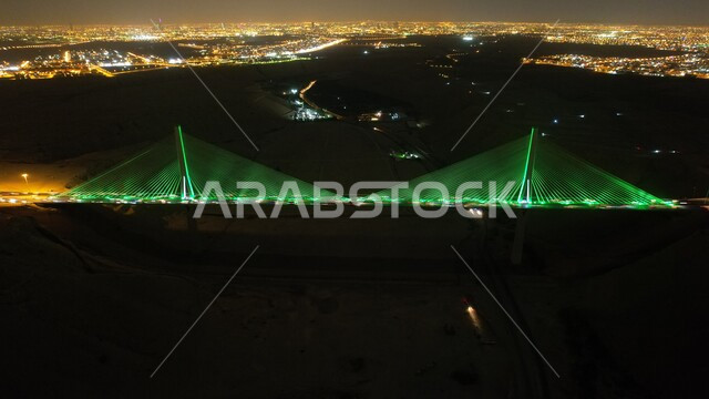 صورة جوية لجسر الرياض المعلق المدعوم بالكوابل في وضع الليل ، بوادي لبن في مدينة الرياض وسط المملكة العربية السعودية ، جمال السعودية ، السياحة في السعودية ، الجسر المعلق في الرياض ، ذكرى اليوم الوطني السعودي