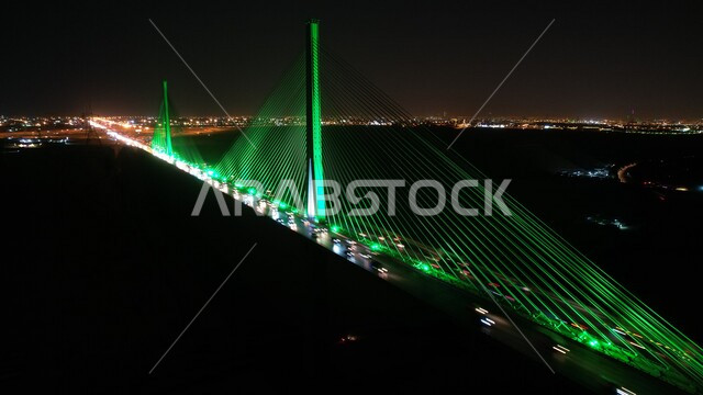 صورة جوية لجسر الرياض المعلق المدعوم بالكوابل في وضع الليل ، بوادي لبن في مدينة الرياض وسط المملكة العربية السعودية ، جمال السعودية ، السياحة في السعودية ، الجسر المعلق في الرياض ، ذكرى اليوم الوطني السعودي