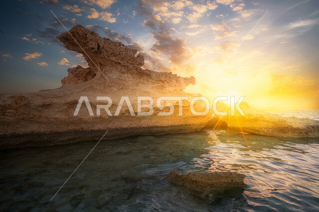 منظر غروب و شروق أشعة الشمس الذهبي من خلال الغيوم في سماء السعودية ، الطبيعة الخلابة في المملكة العربية السعودية ، السياحة في السعودية ، جمال السماء والمناظر الطبيعية الخلابة بالسعودية ، الطبيعة في السعودية
