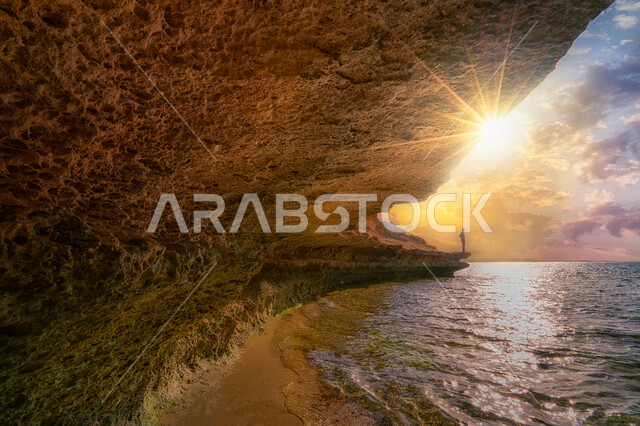 منظر غروب و شروق أشعة الشمس الذهبي من خلال الغيوم في سماء السعودية ، الطبيعة الخلابة في المملكة العربية السعودية ، السياحة في السعودية ، جمال السماء والمناظر الطبيعية الخلابة بالسعودية ، الطبيعة في السعودية