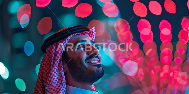 الاهتمام بالمظهر الخارجي والأناقة والرجولة، صورة مقربة لرجل سعودي عربي خليجي مبتسم يرتدي الثوب التقليدي والشماغ ينظر إلى الأعلى بتعابير البشاشة، مفهوم التأمل والتخطيط للمستقبل، التركيز على شيء  بايماءات السعادة والسرور