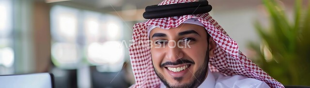 التحديق وشرود الذهن، الشعور بالفرح والسرور، التأمل والتخطيط للمستقبل، الأناقة والاهتمام بالمظهر الخارجي، مفهوم الثقة بالنفس والرجولة، صورة مقربة لرجل سعودي عربي خليجي مبتسم يرتدي الثوب التقليدي والشماغ ينظر إلى الكاميرا بايماءات السعادة