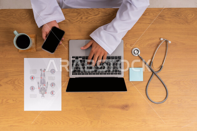 التسويق للأدوات الحديثة، صورة علوية عامودية ليدين رجل عربي سعودي خليجي يقوم بإجراء البحوث والدراسات عن جسم الإنسان عبر اللابتوب والجوال وبجانب السماعة الطبية، عرض شاشة سوداء فارغة، طلب استشارة صحية أونلاين، مفهوم الطب والرعاية الصحية، الخدمات والأجهزة الطبية