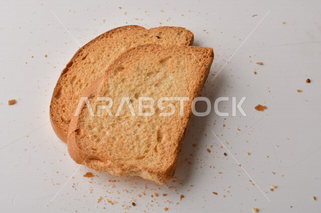 شرائح خبز التوست المحمصة على خلفية بيضاء ، صورة مقربة لمخبوزات طازجة