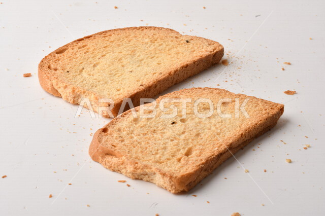 شرائح خبز التوست المحمصة على خلفية بيضاء ، صورة مقربة لمخبوزات طازجة