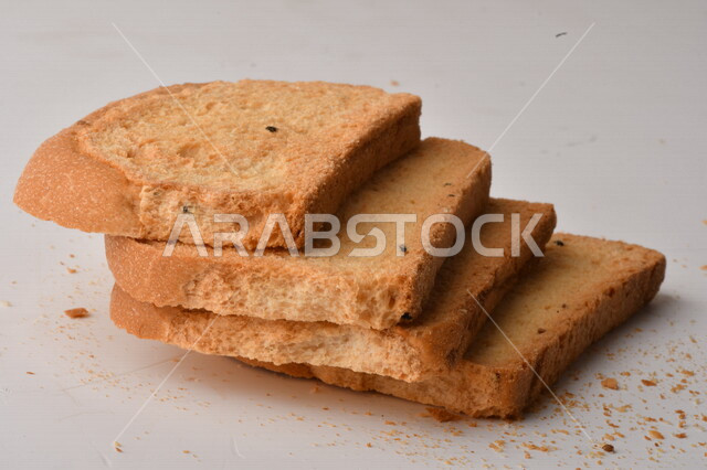 شرائح خبز التوست المحمصة على خلفية بيضاء ، صورة مقربة لمخبوزات طازجة