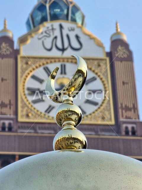 صورة مقربة لمبنى برج الساعة الملكي بالمسجد الحرام بمكة المكرمة ، أطول برج ساعة في العالم ، المملكة العربية السعودية