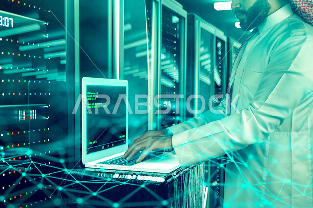 موظف عربي سعودي خليجي يعمل في مركز البيانات يقوم باستخدام جهاز تقني لادارة الخوادم, مجموعه من خوادم الانترنت والسيرفرات , حظيرة الخوادم, تقنيه وتكنولوجيا