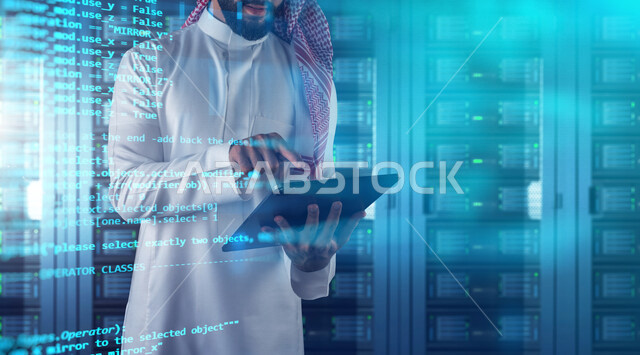 موظف عربي سعودي خليجي يعمل في مركز البيانات يقوم باستخدام جهاز تقني لادارة الخوادم, مجموعه من خوادم الانترنت والسيرفرات , حظيرة الخوادم, تقنيه وتكنولوجيا