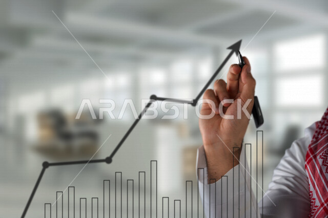 صورة مقربة ليد رجل عربي خليجي سعودي، دراسة السوق المالي والجدوة المالية، تحليل البيانات ورسمها بتقنية الهولوجرام، تخطيط وتحليل البيانات و المعلومات