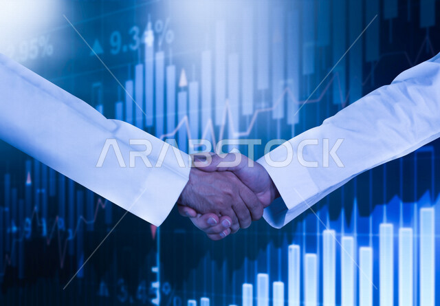 صورة ليد رجلان أعمال عربيان خليجيان سعوديان يتصافحان، رسوم بيانية لصعود وهبوط البورصة العالمية بتقنية الهولوجرام ثلاثية الأبعاد، الاتفاق على الأعمال والمشاريع التجارية، أعمال الكترونية تجارية